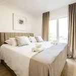 شقة With Beautiful View, Modern Furnishing & Pool *