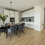 With Beautiful View, Modern Furnishing & Pool شقة