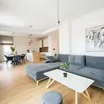 شقة With Beautiful View, Modern Furnishing & Pool