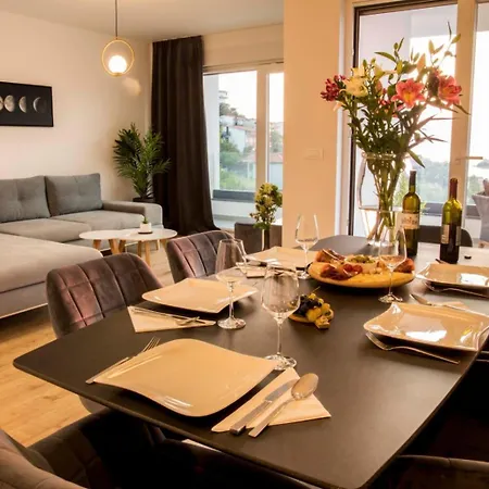 With Beautiful View, Modern Furnishing & Pool Lägenhet *