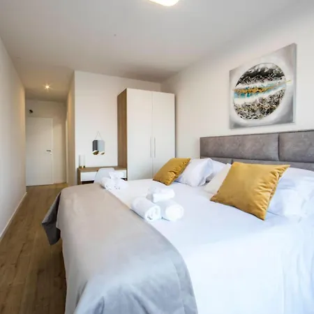 Lägenhet With Beautiful View, Modern Furnishing & Pool *