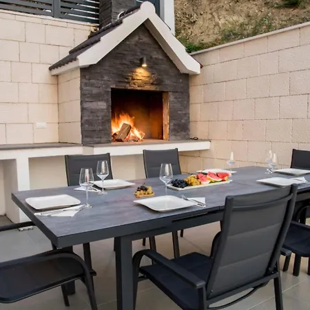 With Beautiful View, Modern Furnishing & Pool Lägenhet