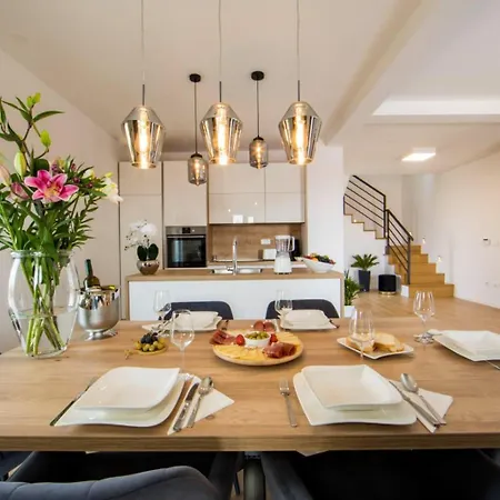 Lägenhet With Beautiful View, Modern Furnishing & Pool Podstrana