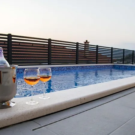 Apartment With Beautiful View, Modern Furnishing & Pool Podstrana