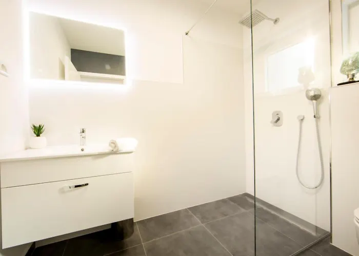 Lägenhet With Beautiful View, Modern Furnishing & Pool Podstrana