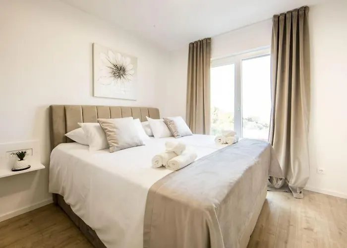 Lägenhet With Beautiful View, Modern Furnishing & Pool *