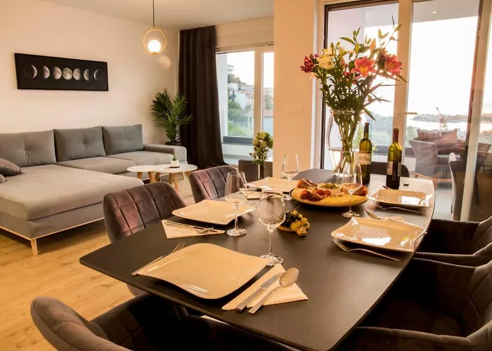 With Beautiful View, Modern Furnishing & Pool Lägenhet *