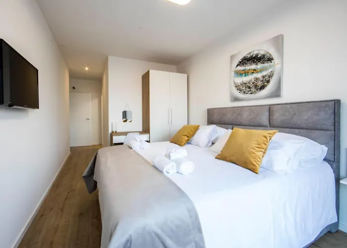 Lägenhet With Beautiful View, Modern Furnishing & Pool *