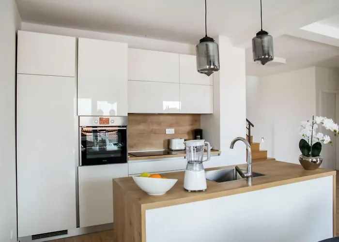 Lägenhet With Beautiful View, Modern Furnishing & Pool Podstrana