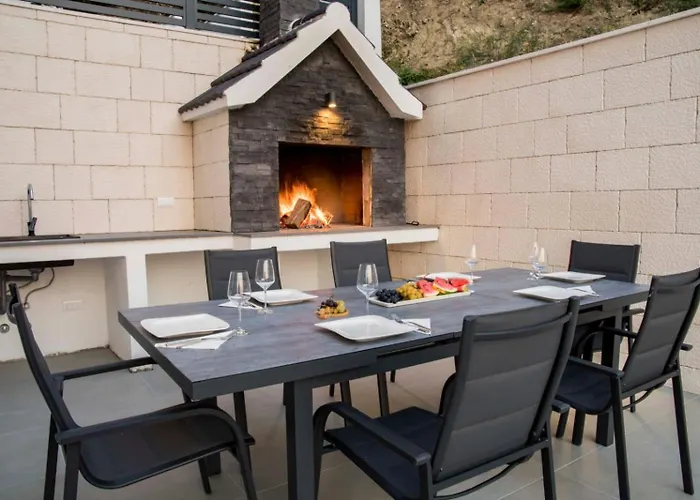 With Beautiful View, Modern Furnishing & Pool Lägenhet