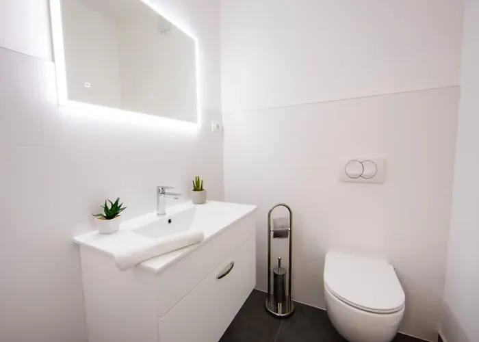 Lägenhet With Beautiful View, Modern Furnishing & Pool *