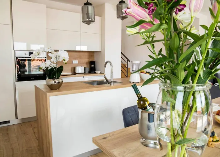 With Beautiful View, Modern Furnishing & Pool Lägenhet Podstrana