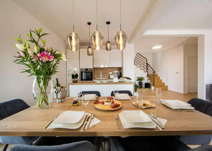 Lägenhet With Beautiful View, Modern Furnishing & Pool Podstrana