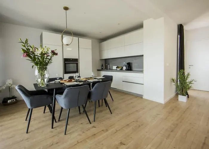 With Beautiful View, Modern Furnishing & Pool Lägenhet