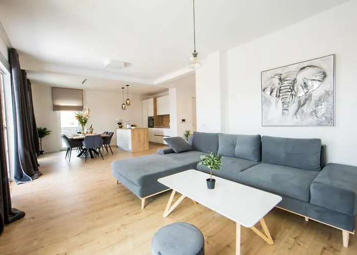 Lägenhet With Beautiful View, Modern Furnishing & Pool