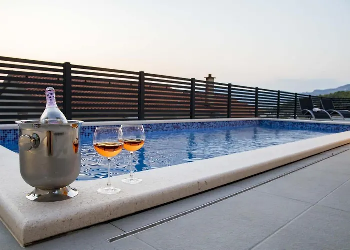 Lägenhet With Beautiful View, Modern Furnishing & Pool Podstrana